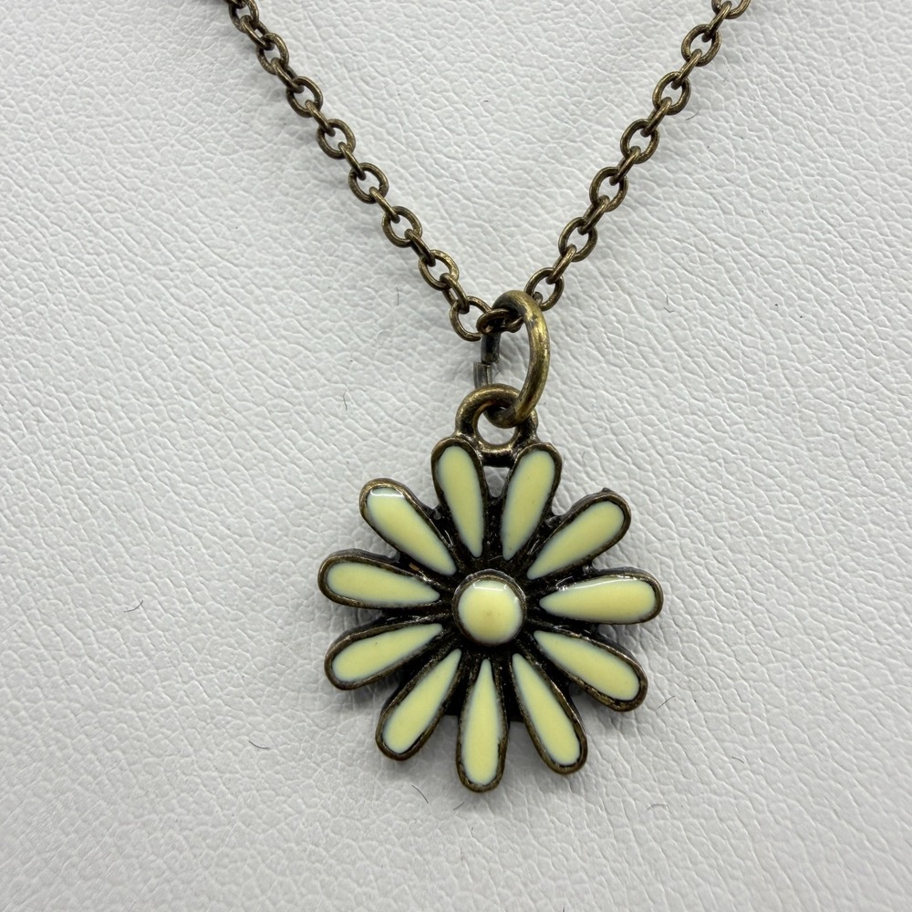 Cute Daisy Flower Pendant Necklace Cream Enamel Boho Aesthetic Cottagecore Gift